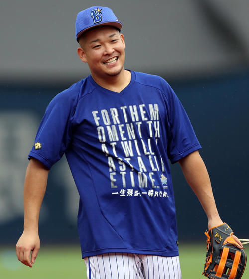 DeNA対阪神　試合前、「一生残る、一瞬のために」Tシャツを着て笑顔を見せる筒香（撮影・狩俣裕三）
