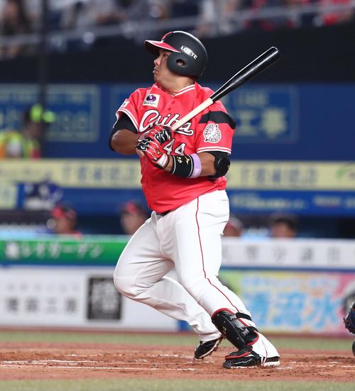 ロッテ対日本ハム　1回裏ロッテ1死一、三塁、中前適時打を放つ井上（撮影・黒川智章）
