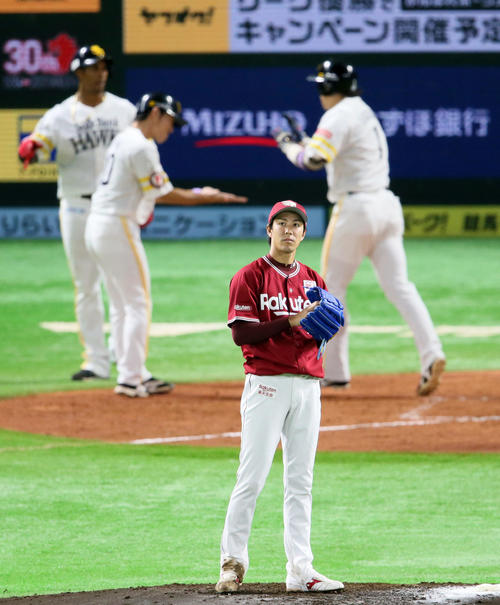 4回裏ソフトバンク無死一塁、内川に2点本塁打を浴びる岸（撮影・栗木一考）