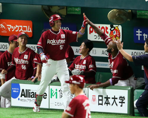 8回表楽天1死、小郷は右越えにソロ本塁打を放ちベンチ前でナインの出迎えを受ける（撮影・栗木一考）