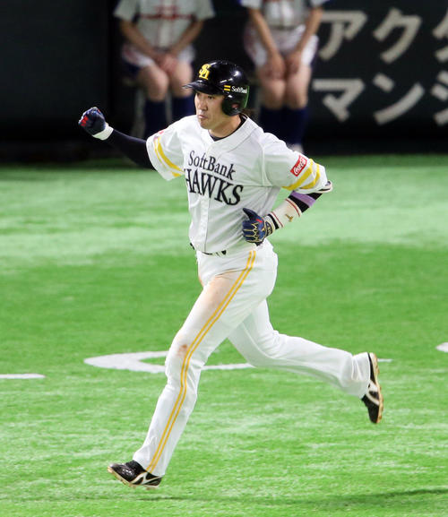4回裏ソフトバンク無死一塁、内川は左越え2点本塁打を放ちガッツポーズ（撮影・栗木一考）