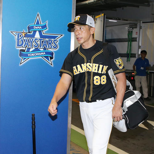 DeNA対阪神　横浜スタジアムに入る矢野監督（撮影・加藤哉）