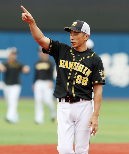 DeNA対阪神　試合前、明るい表情で話す矢野監督（撮影・加藤哉）
