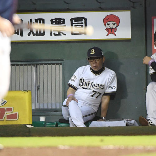 オリックス対西武　9回表西武2死二塁、栗山の左中間適時二塁打で失点、渋い表情を見せる西村監督（撮影・奥田泰也）