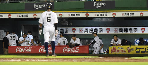 オリックス対西武　西武に負け引き揚げるオリックスの選手（撮影・奥田泰也）