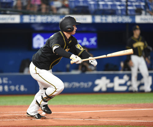 DeNA対阪神　1回表阪神1死、近本は中前安打を放つ（撮影・柴田隆二）