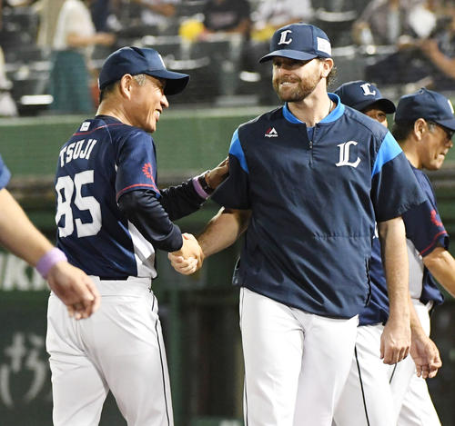 オリックス対西武　勝利投手となったニールは辻発彦監督と笑顔で握手をする（撮影・奥田泰也）