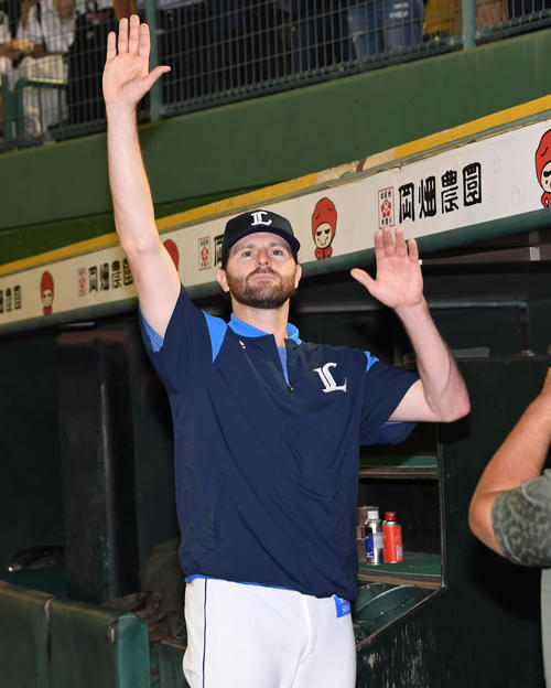 オリックス対西武　ヒーローインタビューを終えファンの声援に応えるニール（撮影・奥田泰也）