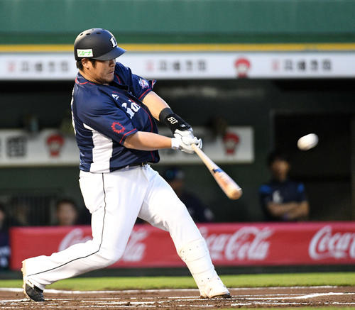 1回表西武2死一塁、中村は2点本塁打を放つ（撮影・渦原淳）