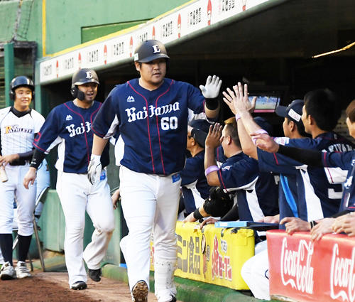 1回表西武2死一塁、中村は先制の2点本塁打を放ちベンチ前でナインに迎えられる（撮影・奥田泰也）