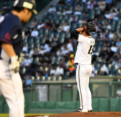 1回表西武2死一塁、中村剛也（左）に左中間2点本塁打を浴びた荒西祐大（撮影・奥田泰也）