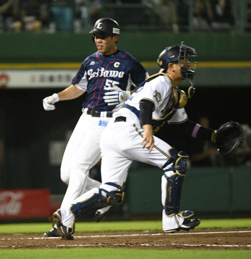 オリックス対西武　9回表西武1死一塁、一走秋山は森の右中間への長打でホームへ。捕手山崎勝（撮影・渦原淳）