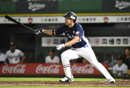 オリックス対西武　9回表西武無死、秋山は右前打を放つ（撮影・奥田泰也）