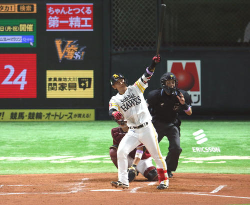 2回裏ソフトバンク1死、今宮は先制の左越え本塁打を放つ（撮影・栗木一考）