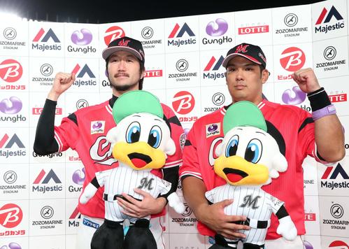 ロッテ対日本ハム　お立ち台でガッツポーズの石川（左）と井上（撮影・黒川智章）