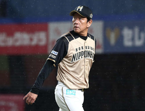 ロッテ対日本ハム　6回裏、渋い表情で投手交代を告げる栗山監督（撮影・黒川智章）