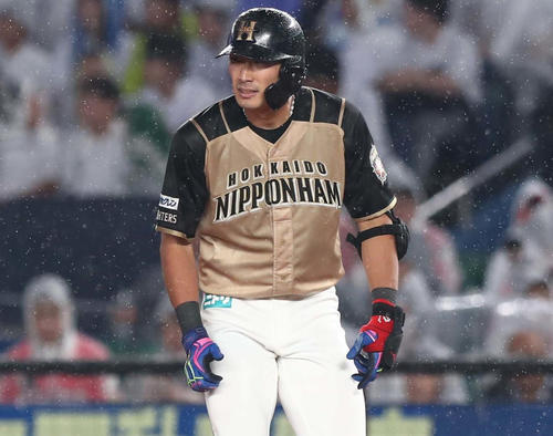 ロッテ対日本ハム　5回表、併殺に終わり渋い表情の大田（撮影・黒川智章）