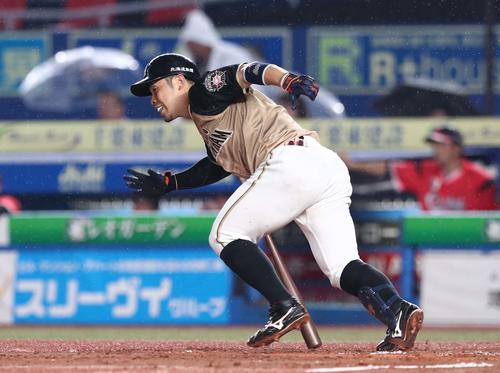 ロッテ対日本ハム　6回表日本ハム無死一、二塁、投ゴロの併殺に終わる近藤（撮影・黒川智章）