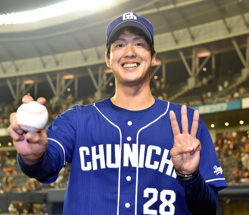 プロ初登板から3連勝の中日梅津は勝利球を手に笑顔で「3」のポーズ（撮影・鈴木みどり）