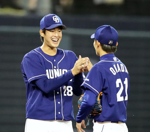 デビュー3連勝の梅津（左）は岡田から笑顔でウイニングボールを受け取る（撮影・浅見桂子）