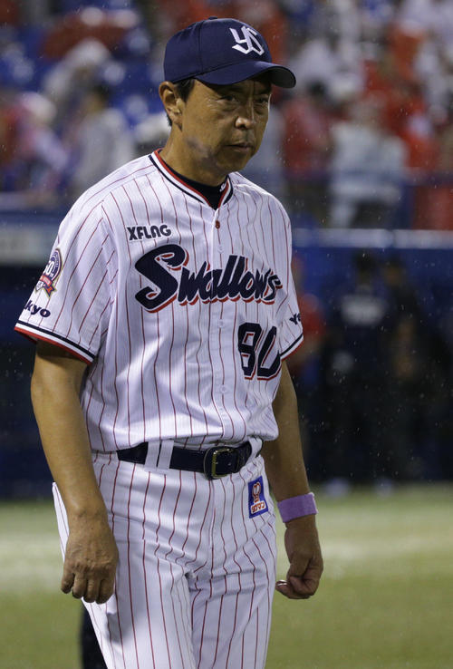 ヤクルト対広島　球場を後にするヤクルト小川監督（撮影・中島郁夫）