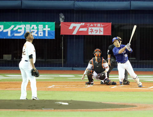 巨人対中日　1回表中日1死二塁、左越え2点本塁打を放つ福田。投手メルセデス（撮影・垰建太）