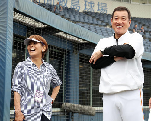 巨人対中日　試合前、談笑する巨人原監督（右）と宇津木さん（撮影・垰建太）