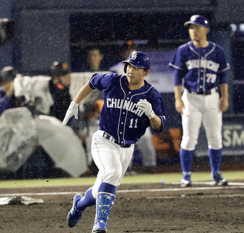 巨人対中日　4回表中日1死二、三塁、小笠原は2点適時二塁打を放ち、打球を見ながら二塁に向かう（撮影・浅見桂子）