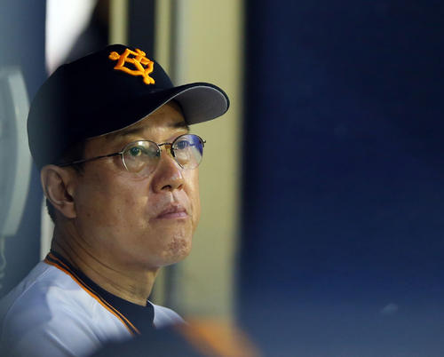 巨人対中日　6回、ベンチでさえない表情を見せる巨人原辰徳監督（撮影・垰建太）