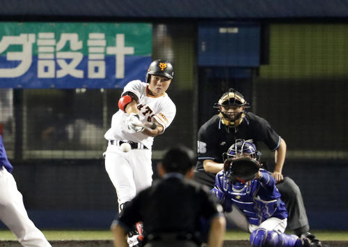 巨人対中日　8回裏巨人2死一塁、山下航は右前にプロ初安打を放つ。投手祖父江（撮影・浅見桂子）