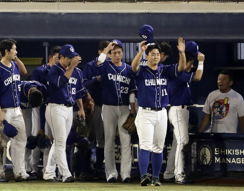 巨人対中日　8－4で勝利し、2勝目の小笠原はスタンドに手を振る（撮影・浅見桂子）