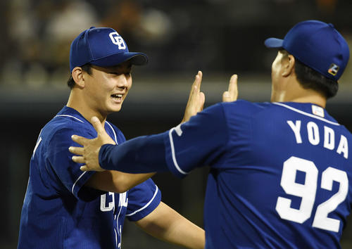 巨人対中日　勝利投手の中日小笠原（左）は与田監督とハイタッチ（撮影・鈴木みどり）