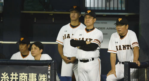 巨人対中日　ベンチで険しい表情の巨人原監督（右から2人目）（撮影・鈴木みどり）