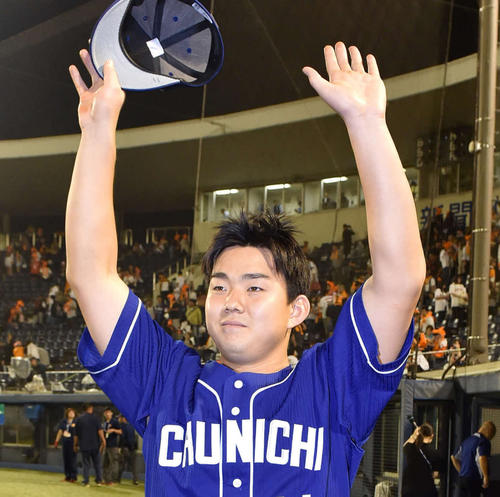 巨人対中日　勝利投手の中日小笠原はファンの声援に応える（撮影・鈴木みどり）