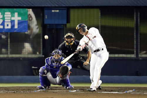 巨人対中日　1回裏巨人1死、坂本勇は右翼に先制ソロ本塁打を放つ。投手小笠原（撮影・浅見桂子）