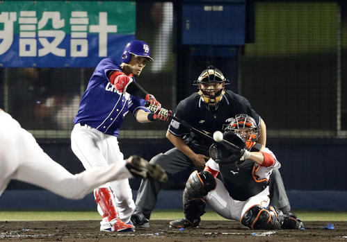 巨人対中日　2回表中日無死満塁、藤井は中犠飛を放つ。投手菅野（撮影・浅見桂子）
