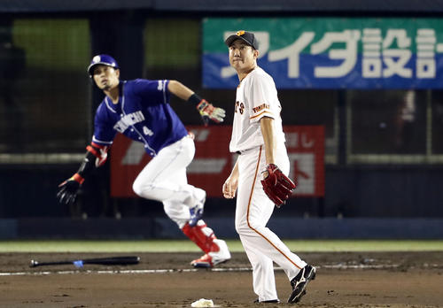 巨人対中日　2回表中日無死満塁、藤井に中犠飛を許し、打球を見つめる菅野（撮影・浅見桂子）