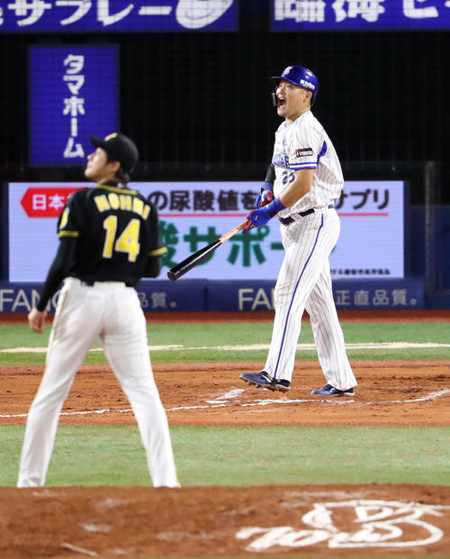 DeNA対阪神　10回裏DeNA1死一塁、サヨナラ2点本塁打を放ち、雄たけびを上げる筒香。投手能見（撮影・狩俣裕三）