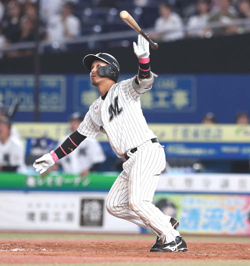 ロッテ対日本ハム　9回裏ロッテ2死一塁、左越えにサヨナラ本塁打を放つ田村（撮影・黒川智章）