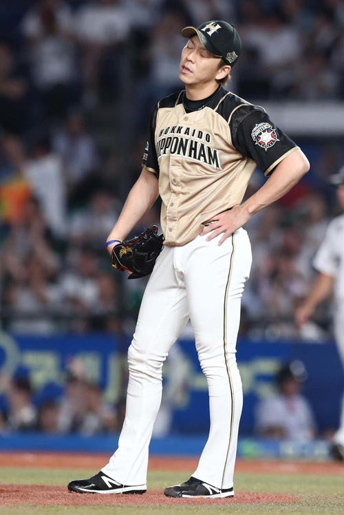 ロッテ対日本ハム　8回裏、味方の失策で同点にされ渋い表情の宮西（撮影・黒川智章）