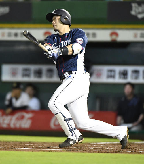 オリックス対西武　7回表西武2死一、二塁、外崎は左越え3点本塁打を放つ（撮影・奥田泰也）