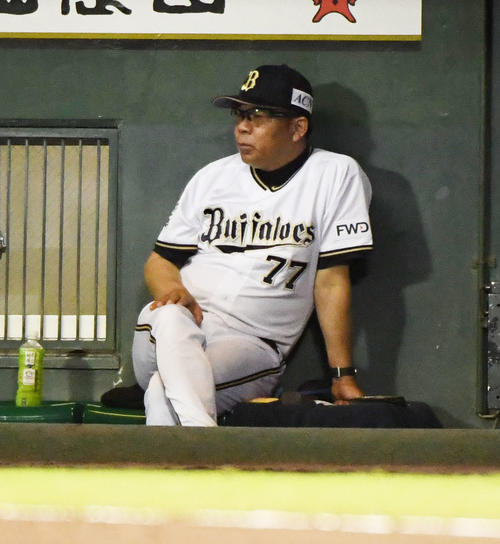 オリックス対西武　2回表西武無死、外崎の中越え本塁打に渋い表情を見せる西村監督（撮影・奥田泰也）