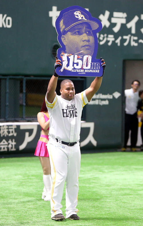 8回裏ソフトバンク1死、デスパイネ右中間へソロ本塁打を放ちボードを掲げる（撮影・栗木一考）