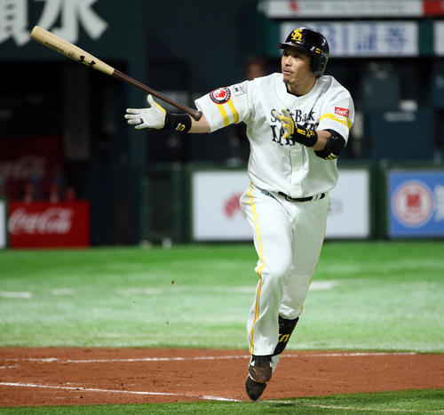 ソフトバンク対楽天　4回裏ソフトバンク2死、松田宣は左越え本塁打を放つ（撮影・栗木一考）