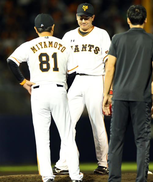 巨人対中日　2回表中日1死一、二塁、マウンドで宮本コーチ（手前）から状態の確認を受ける菅野（中央）（撮影・垰建太）