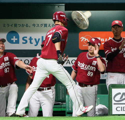 2回表楽天1死、辰己は中越えにソロ本塁打を放ち平石監督（右）の出迎えを受ける（撮影・栗木一考）