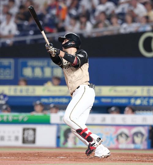 ロッテ対日本ハム　2回表日本ハム1死一、二塁、左中間に適時二塁打を放つ清水（撮影・黒川智章）