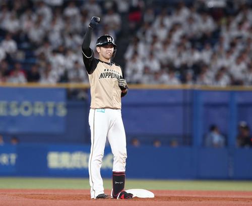 ロッテ対日本ハム　2回表日本ハム1死一、二塁、左中間に適時二塁打を放ちガッツポーズの清水（撮影・黒川智章）
