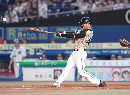 ロッテ対日本ハム　2回表日本ハム1死二、三塁、右前適時打を放つ平沼（撮影・黒川智章）