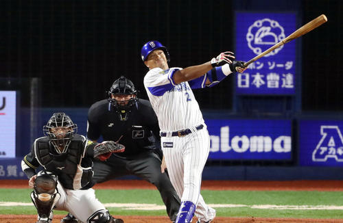 DeNA対阪神　4回裏DeNA2死、ソロ本塁打を放つロペス。（撮影・狩俣裕三）